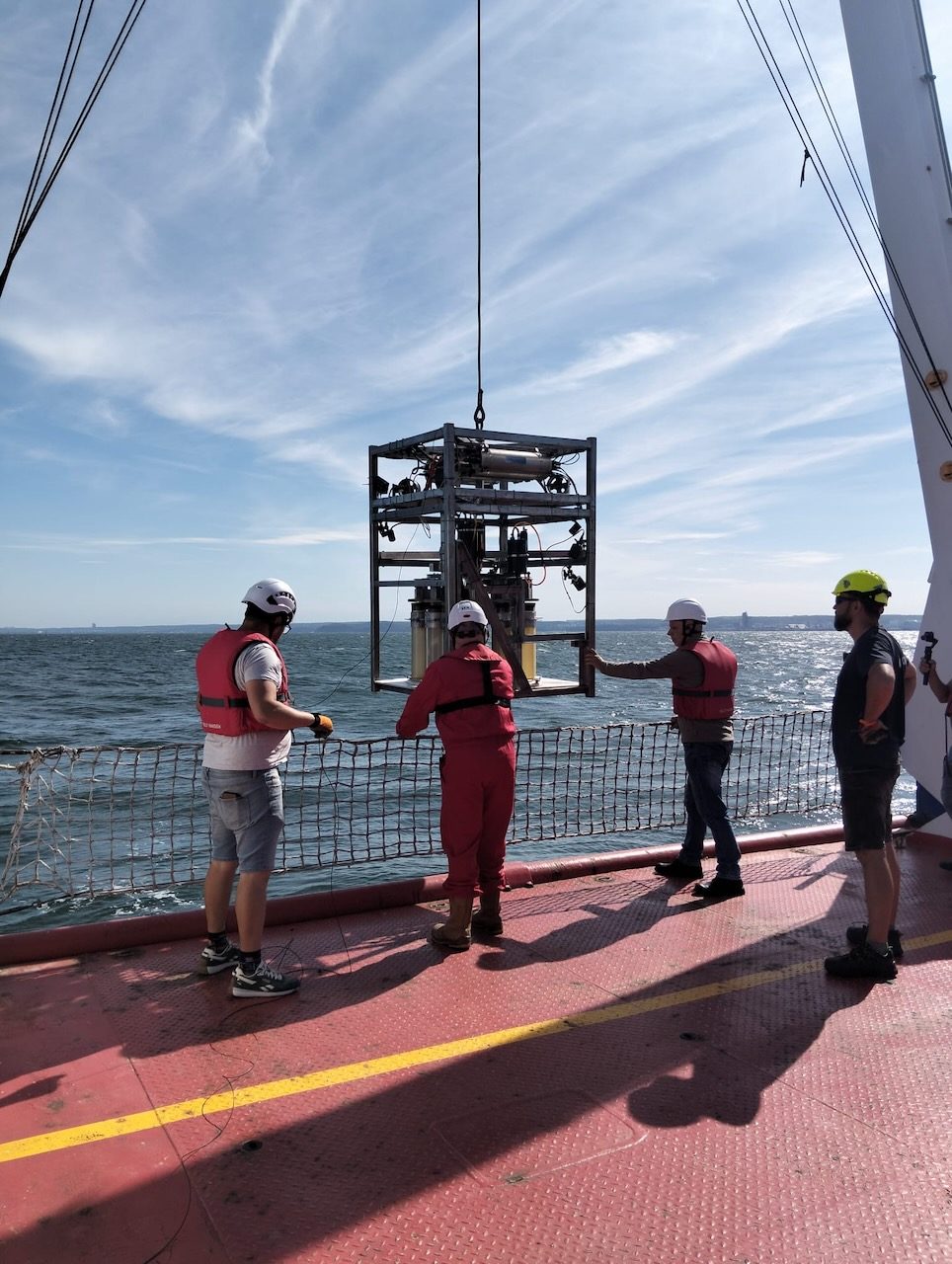 Lowering the measurement frame over the side