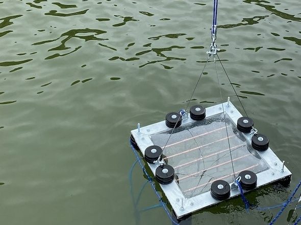 Prototyp urządzenia BIOREMOIL podczas prób w wodzie