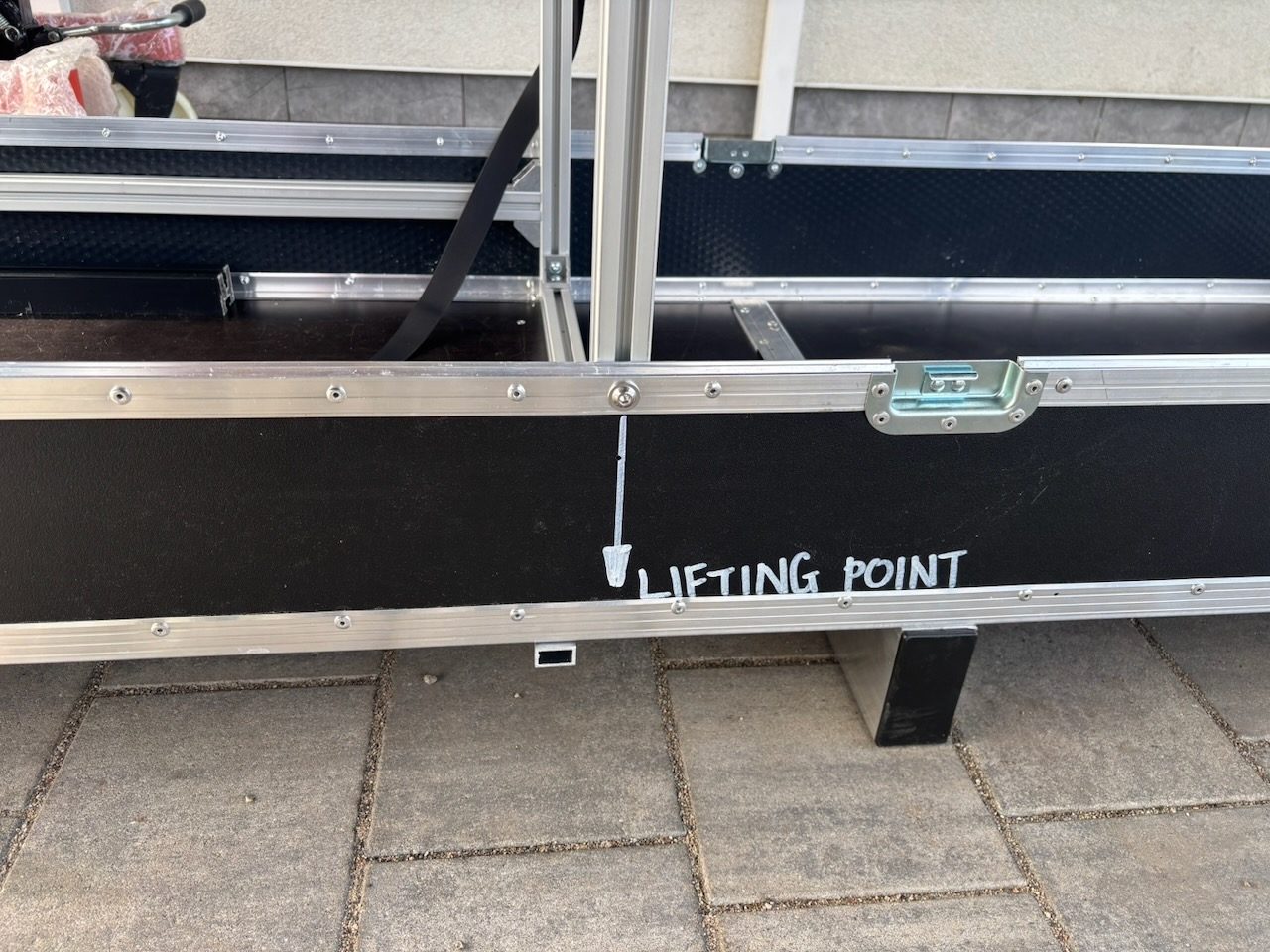 Lifting point and securing straps