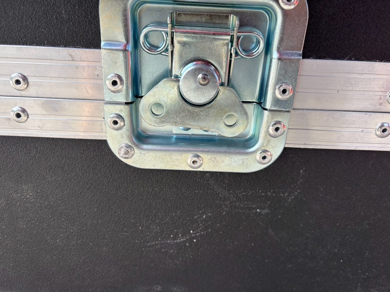 Butterfly latch of the lid